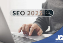 Internaute qui saisi une requête SEO 2025