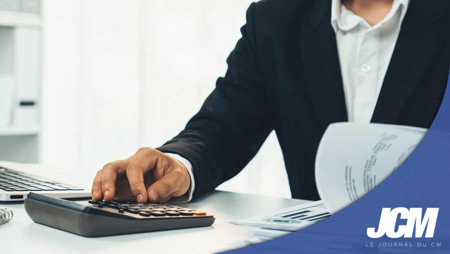 Personne qui réalise une facture au bureau